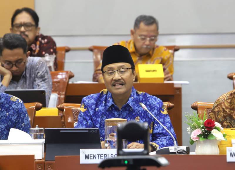Komisi VIII DPR gelar Raker dengan Menteri Sosial Syaifullah Yusuf (Gus Ipul) membahas mengenai penyelenggaraan sekolah rakyat (Ashar/SinPo.id)