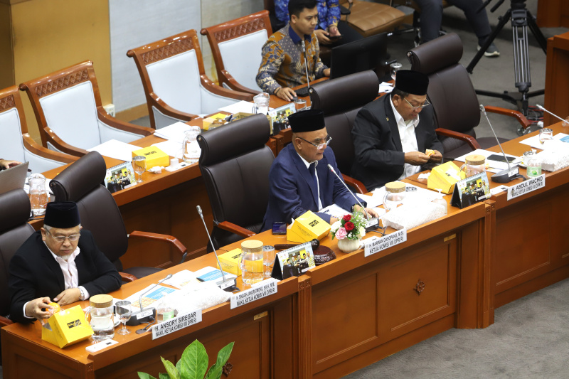 Komisi VIII DPR gelar Raker dengan Menteri Sosial Syaifullah Yusuf (Gus Ipul) membahas mengenai penyelenggaraan sekolah rakyat (Ashar/SinPo.id)