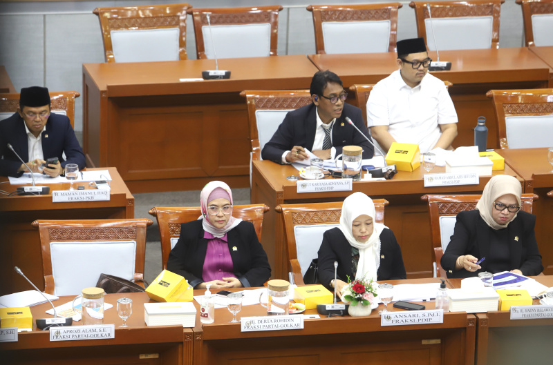 Komisi VIII DPR gelar Raker dengan Menteri Sosial Syaifullah Yusuf (Gus Ipul) membahas mengenai penyelenggaraan sekolah rakyat (Ashar/SinPo.id)