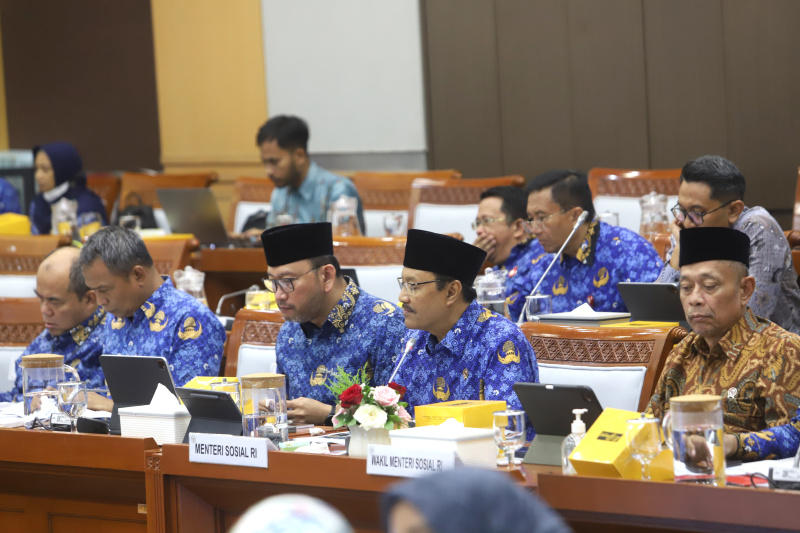 Komisi VIII DPR gelar Raker dengan Menteri Sosial Syaifullah Yusuf (Gus Ipul) membahas mengenai penyelenggaraan sekolah rakyat (Ashar/SinPo.id)