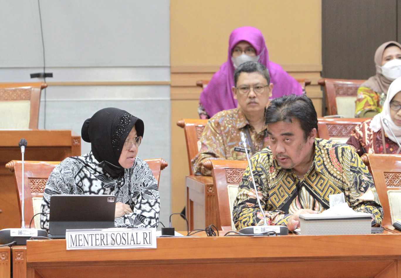 Komisi VIII DPR Gelar raker dengan Menteri Sosial Tri Rismaharini membahas program dan anggaran tahun 2023 (Ashar/SinPo.id)