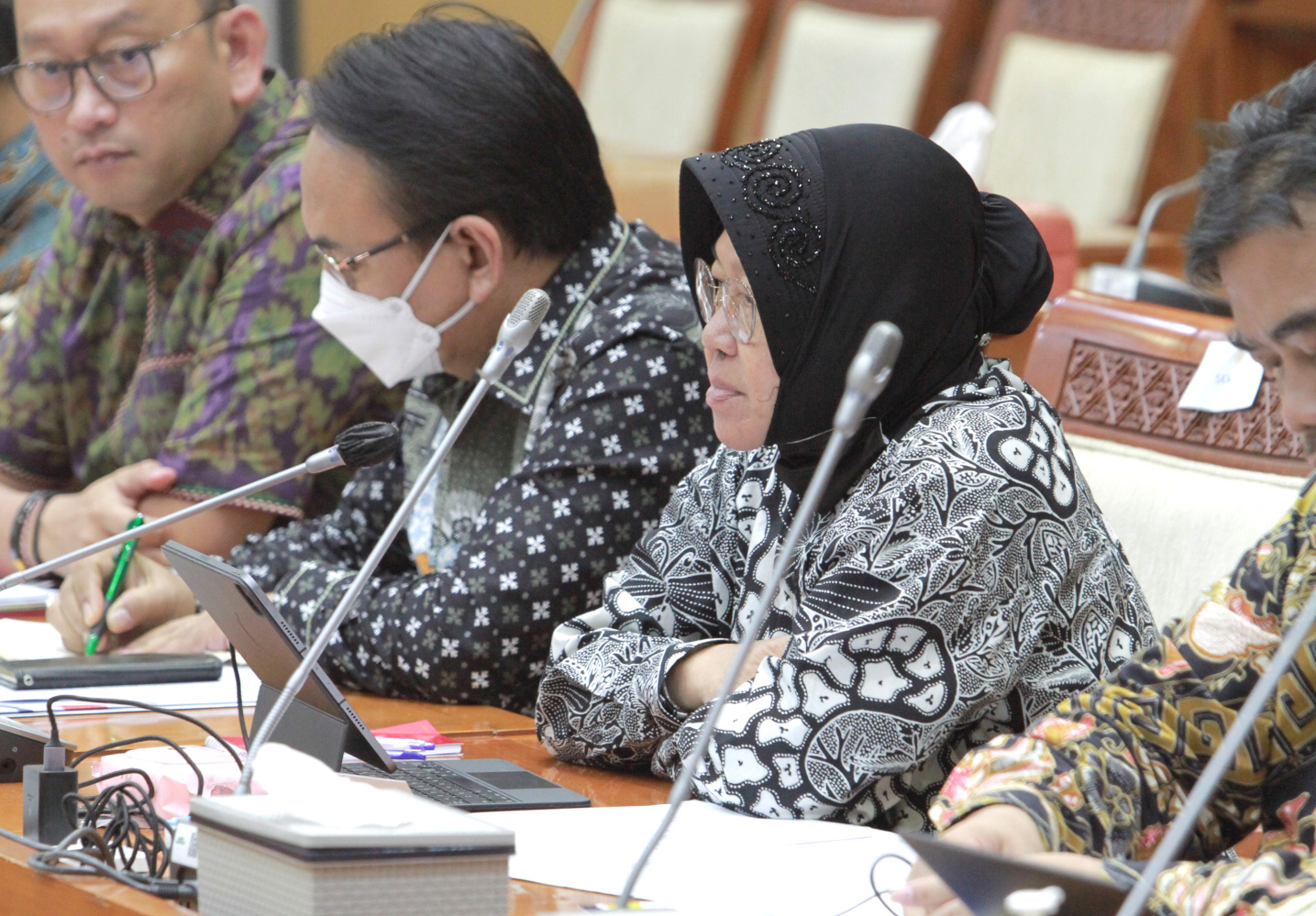 Komisi VIII DPR Gelar raker dengan Menteri Sosial Tri Rismaharini membahas program dan anggaran tahun 2023 (Ashar/SinPo.id)
