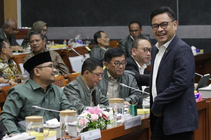 Komisi VIII DPR gelar raker dengan tiga menteri bahas Penyesuian Anggaran Tahun 2025 (Ashar/SinPo.id)