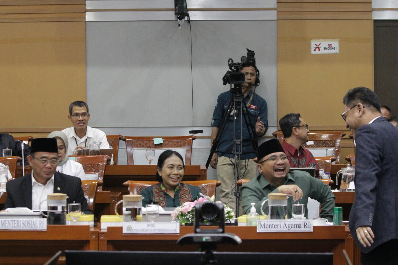 Komisi VIII DPR gelar raker dengan tiga menteri bahas Penyesuian Anggaran Tahun 2025 (Ashar/SinPo.id)