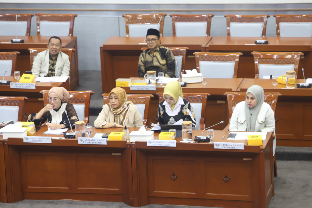 Komisi VIII DPR menggelar rapat kerja dengan Wakil Menteri Haji dan Umrah Dahnil Anzar Simanjuntak membahas pelaksanaan haji dan pembagian Kouta haji 2026 (Ashar/SinPo.id)