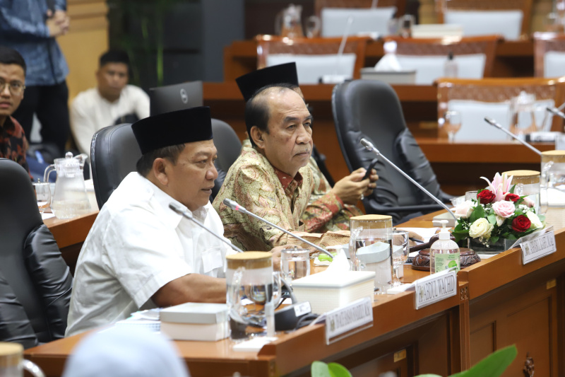 Komisi VIII DPR gelar raker dengan Wakil Menteri Haji Saiful Rahmat Dasuki membahas evaluasi penyelenggaraan ibadah Haji tahun 1445 H dan Laporan Keuangan Ibadah Haji Tahun 1445 H/2024 M (Ashar/SinPo.id)