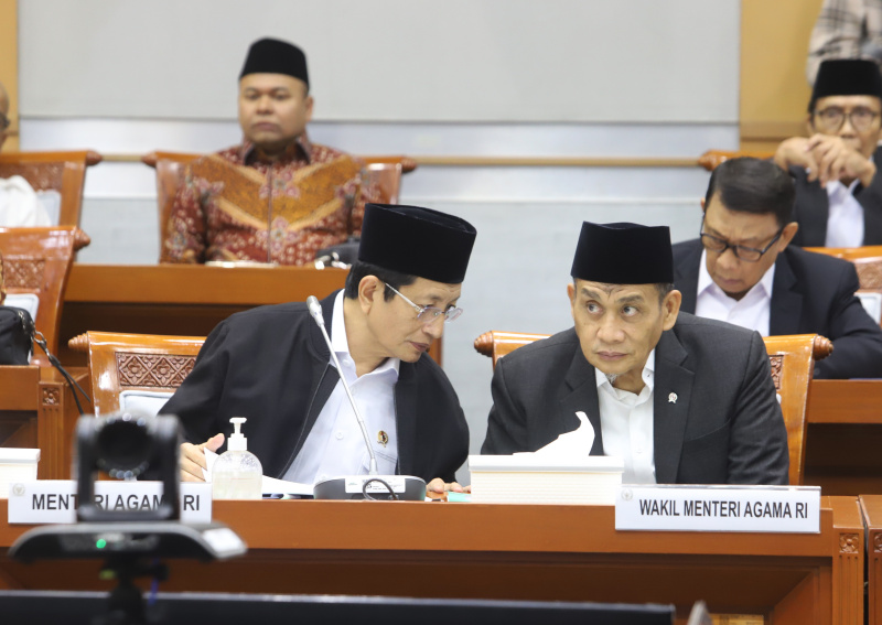 Komisi VIII DPR gelar raker dengan Menag Nasaruddin Umar dan Wamenag Romo Syafi'i  bahas persiapan Ibadah Haji 1446 H (Ashar/SinPo.id)