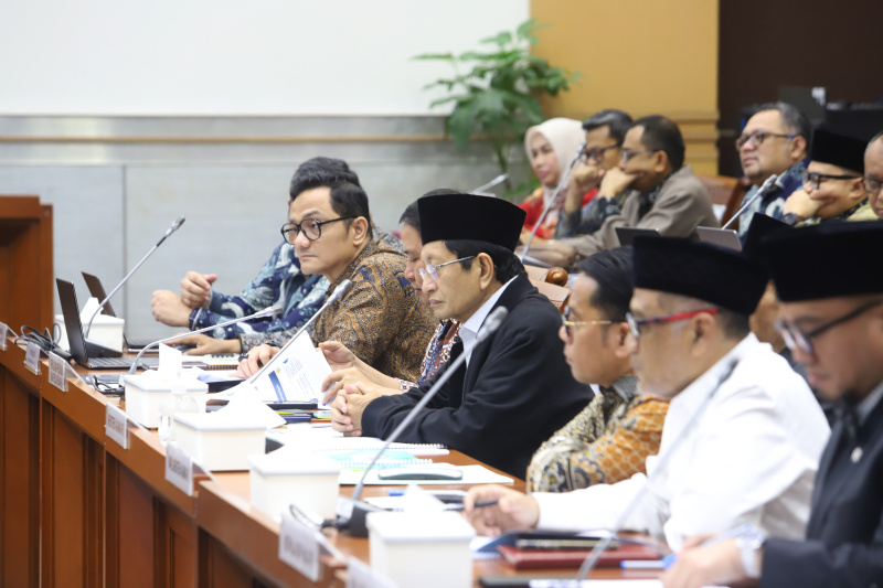 Komisi VIII DPR gelar raker dengan Menag Nasaruddin Umar dan Wamenag Romo Syafi'i  bahas persiapan Ibadah Haji 1446 H (Ashar/SinPo.id)