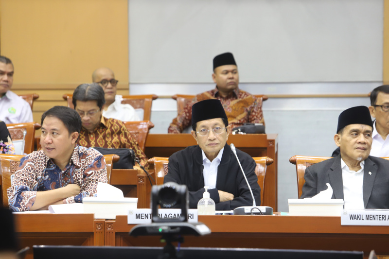 Komisi VIII DPR gelar raker dengan Menag Nasaruddin Umar dan Wamenag Romo Syafi'i  bahas persiapan Ibadah Haji 1446 H (Ashar/SinPo.id)