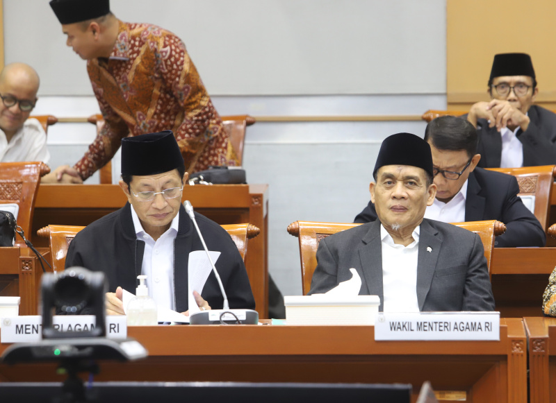Komisi VIII DPR gelar raker dengan Menag Nasaruddin Umar dan Wamenag Romo Syafi'i  bahas persiapan Ibadah Haji 1446 H (Ashar/SinPo.id)
