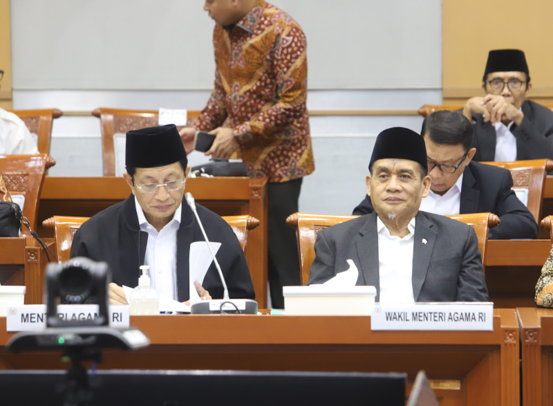 Komisi VIII DPR gelar raker dengan Menag Nasaruddin Umar dan Wamenag Romo Syafi'i  bahas persiapan Ibadah Haji 1446 H (Ashar/SinPo.id)
