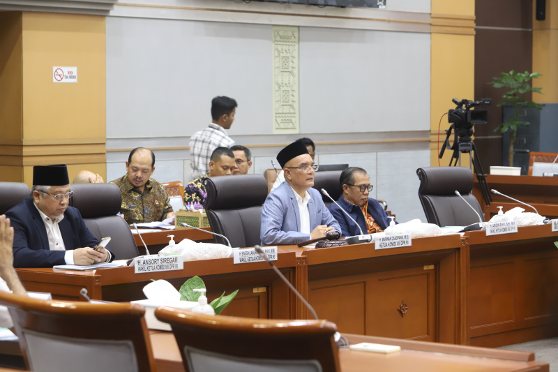 Komisi VIII DPR gelar raker dengan Menag Nasaruddin Umar dan Wamenag Romo Syafi'i  bahas persiapan Ibadah Haji 1446 H (Ashar/SinPo.id)