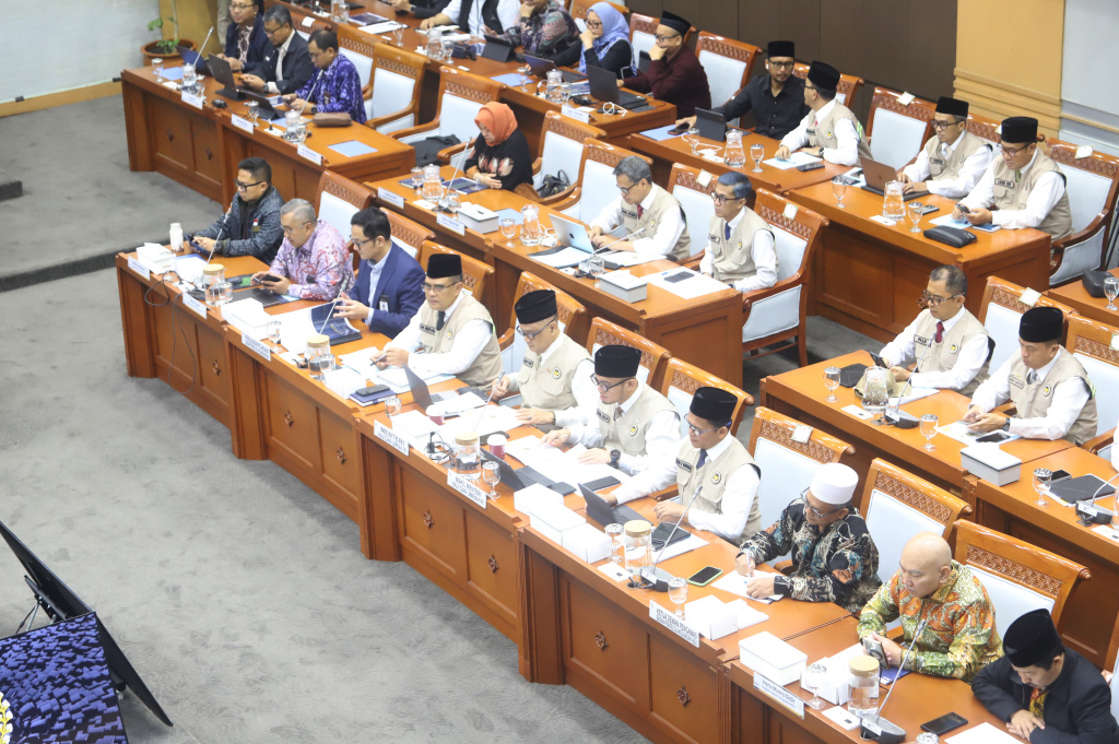 Komisi VIII DPR menggelar raker dengan Menteri Haji dan Umrah Mochamad rfan Yusuf membahas persiapan penyelenggaraan Ibadah haji 1447 H/2026 M (Ashar/SinPo.id)