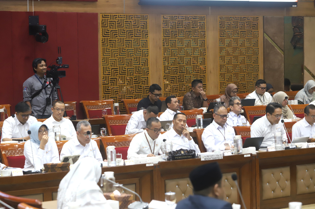 Komisi X DPR menggelar raker dengan MendiktiSaintek Brian Yuliarto membahas rencana kerja 2026 (Ashar/SinPo.id)