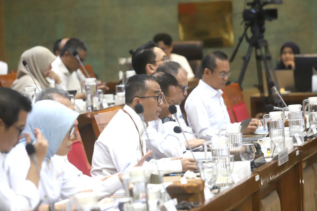 Komisi X DPR menggelar raker dengan MendiktiSaintek Brian Yuliarto membahas rencana kerja 2026 (Ashar/SinPo.id)