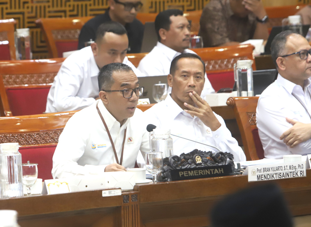 Komisi X DPR menggelar raker dengan MendiktiSaintek Brian Yuliarto membahas rencana kerja 2026 (Ashar/SinPo.id)