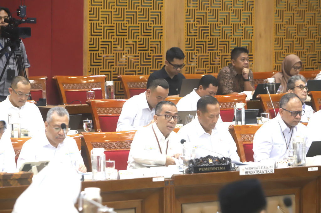 Komisi X DPR menggelar raker dengan MendiktiSaintek Brian Yuliarto membahas rencana kerja 2026 (Ashar/SinPo.id)