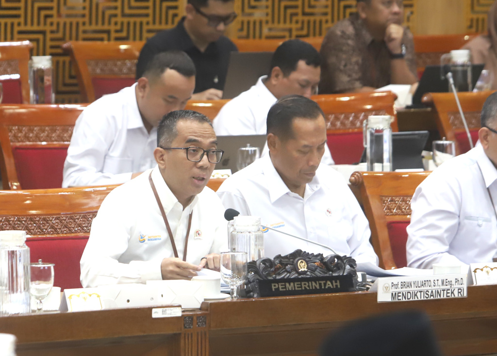 Komisi X DPR menggelar raker dengan MendiktiSaintek Brian Yuliarto membahas rencana kerja 2026 (Ashar/SinPo.id)