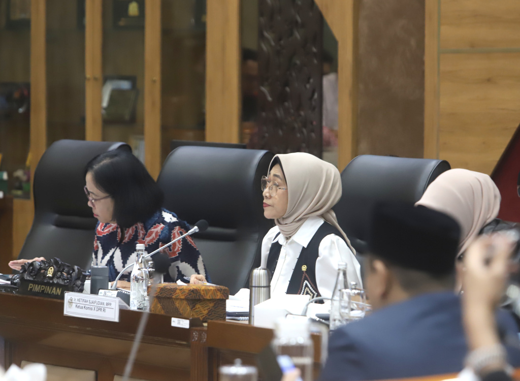 Komisi X DPR menggelar raker dengan MendiktiSaintek Brian Yuliarto membahas rencana kerja 2026 (Ashar/SinPo.id)