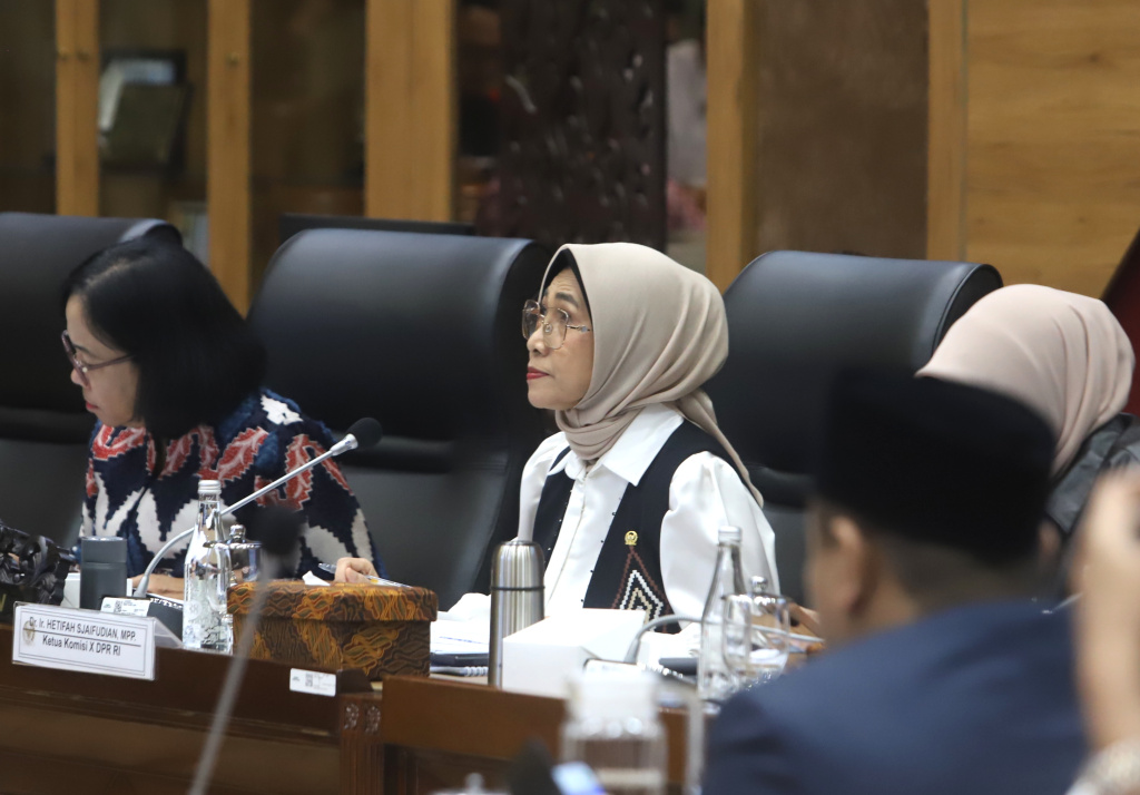 Komisi X DPR menggelar raker dengan MendiktiSaintek Brian Yuliarto membahas rencana kerja 2026 (Ashar/SinPo.id)