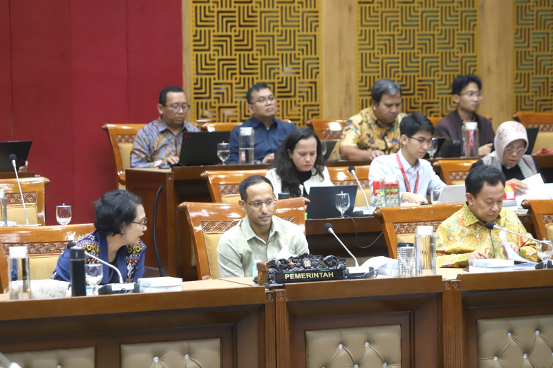 Komisi X DPR gelar raker dengan Mendikbudristek Nadiem Makarim membahas Anggaran Kemendikbudristek Tahun 2025 (Ashar/SinPo.id)