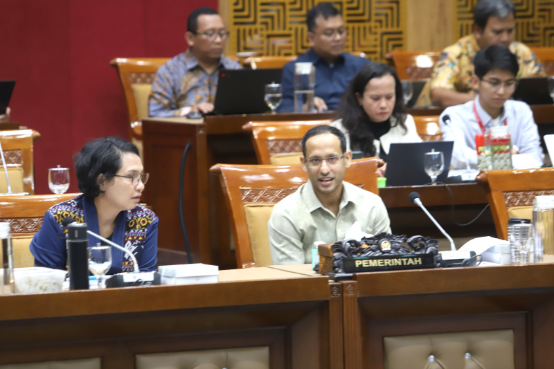 Komisi X DPR gelar raker dengan Mendikbudristek Nadiem Makarim membahas Anggaran Kemendikbudristek Tahun 2025 (Ashar/SinPo.id)