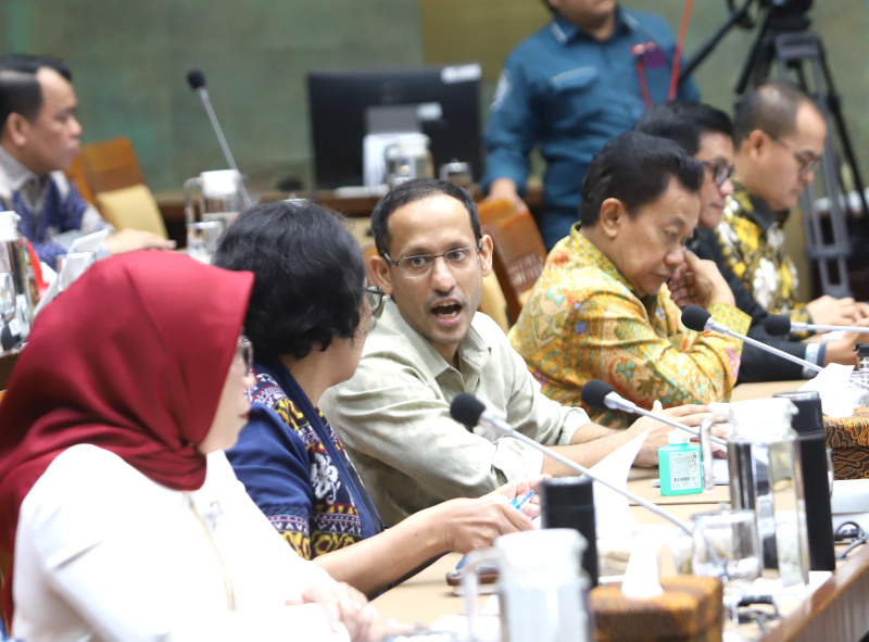 Komisi X DPR gelar raker dengan Mendikbudristek Nadiem Makarim membahas Anggaran Kemendikbudristek Tahun 2025 (Ashar/SinPo.id)