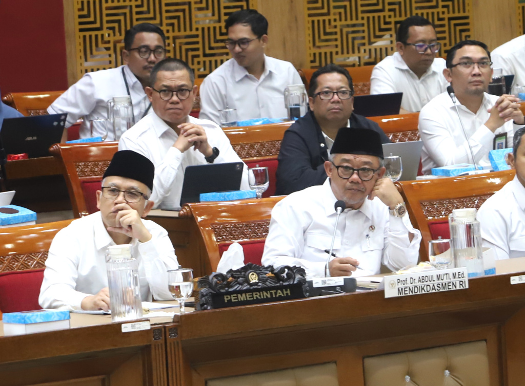 Komisi X DPR gelar raker dengan Mendikdasmen Prof Abdul Muti membahas penyesuaian Anggaran TA 2026 dari hasil pembahasan Banggar DPR (Ashar/SinPo.id)