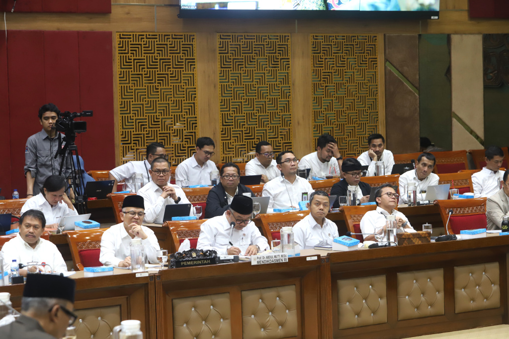 Komisi X DPR gelar raker dengan Mendikdasmen Prof Abdul Muti membahas penyesuaian Anggaran TA 2026 dari hasil pembahasan Banggar DPR (Ashar/SinPo.id)