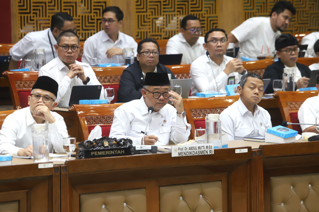 Komisi X DPR gelar raker dengan Mendikdasmen Prof Abdul Muti membahas penyesuaian Anggaran TA 2026 dari hasil pembahasan Banggar DPR (Ashar/SinPo.id)