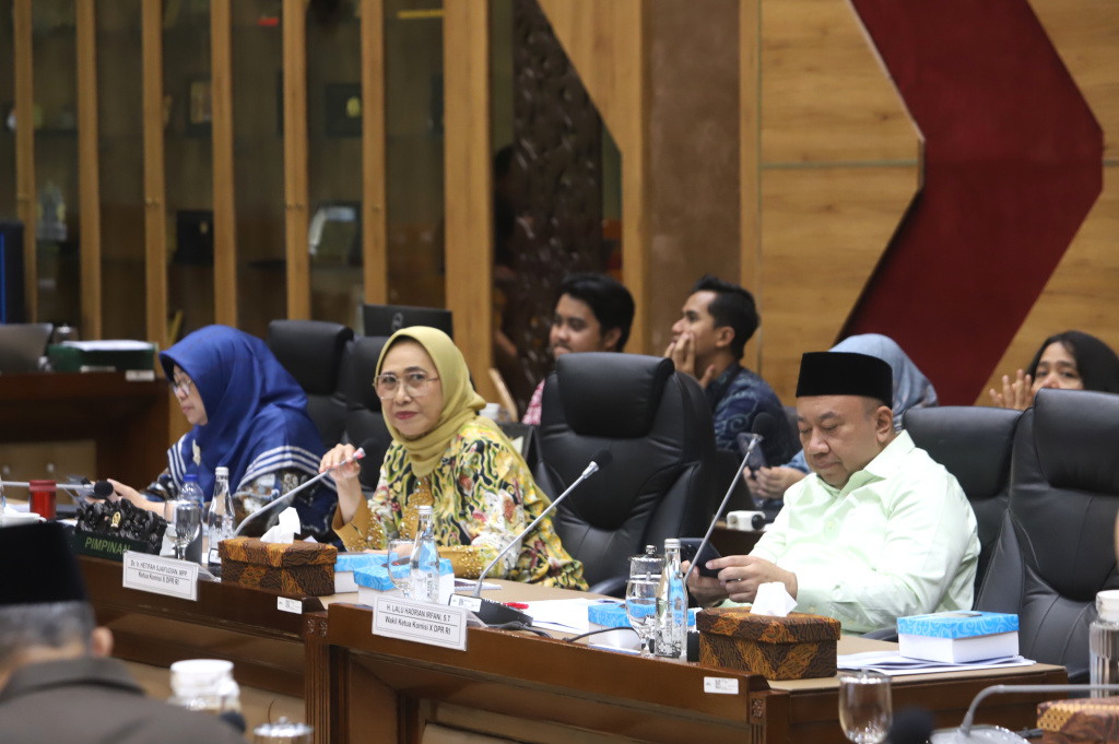 Komisi X DPR gelar raker dengan Mendikdasmen Prof Abdul Muti membahas penyesuaian Anggaran TA 2026 dari hasil pembahasan Banggar DPR (Ashar/SinPo.id)