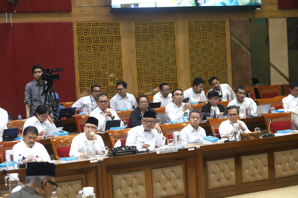 Komisi X DPR gelar raker dengan Mendikdasmen Prof Abdul Muti membahas penyesuaian Anggaran TA 2026 dari hasil pembahasan Banggar DPR (Ashar/SinPo.id)