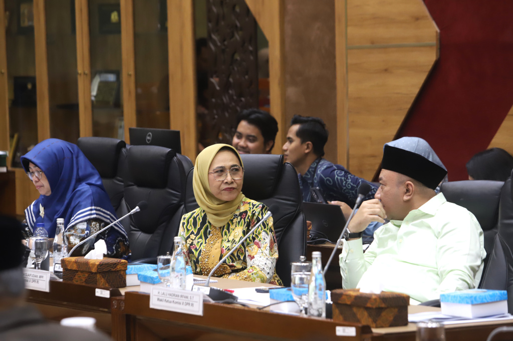 Komisi X DPR gelar raker dengan Mendikdasmen Prof Abdul Muti membahas penyesuaian Anggaran TA 2026 dari hasil pembahasan Banggar DPR (Ashar/SinPo.id)