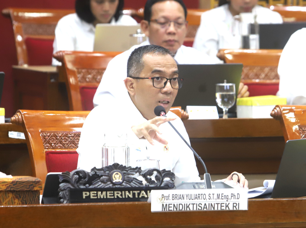 Komisi X DPR menggelar raker dengan Mendiktisaintek Brian Yuliarto membahas Evaluasi SPMB dan Program Studi (Prodi), (Ashar/SinPo.id)