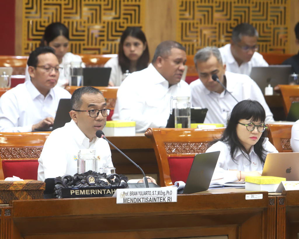 Komisi X DPR menggelar raker dengan Mendiktisaintek Brian Yuliarto membahas Evaluasi SPMB dan Program Studi (Prodi), (Ashar/SinPo.id)