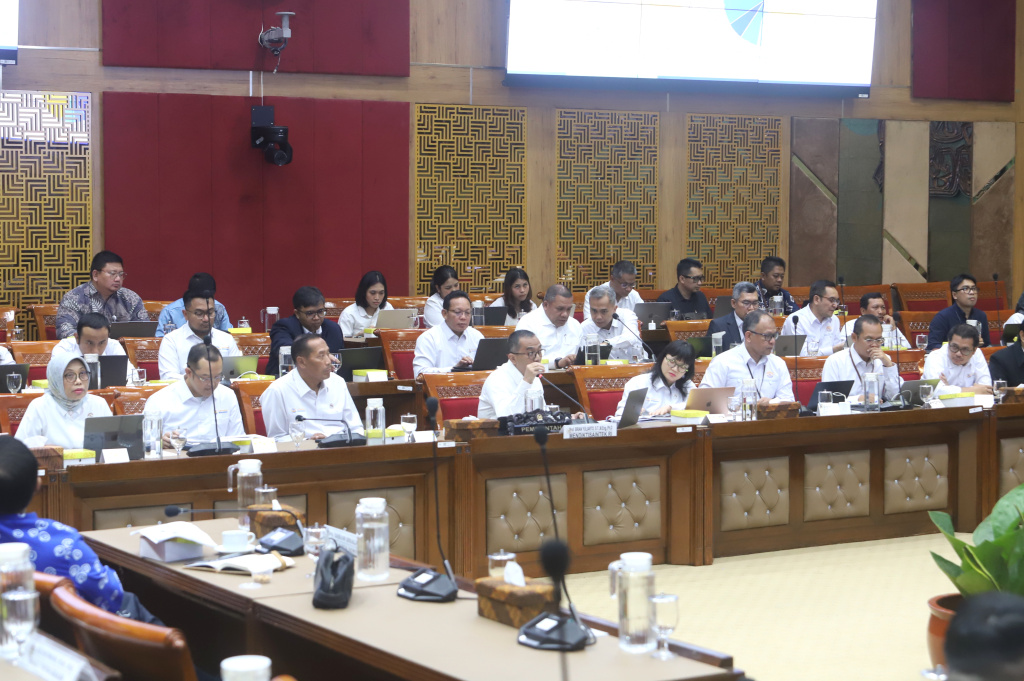 Komisi X DPR menggelar raker dengan Mendiktisaintek Brian Yuliarto membahas Evaluasi SPMB dan Program Studi (Prodi), (Ashar/SinPo.id)