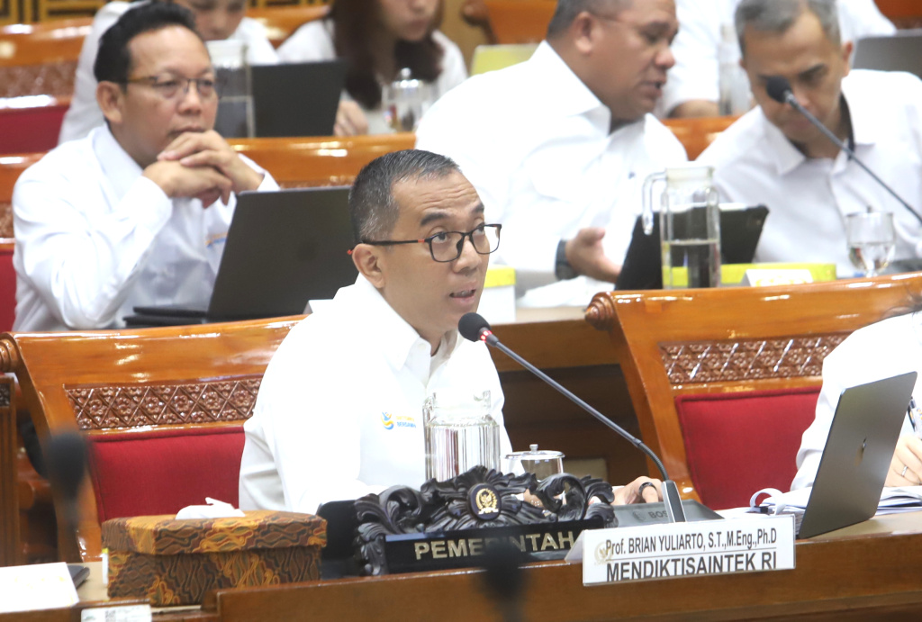 Komisi X DPR menggelar raker dengan Mendiktisaintek Brian Yuliarto membahas Evaluasi SPMB dan Program Studi (Prodi), (Ashar/SinPo.id)
