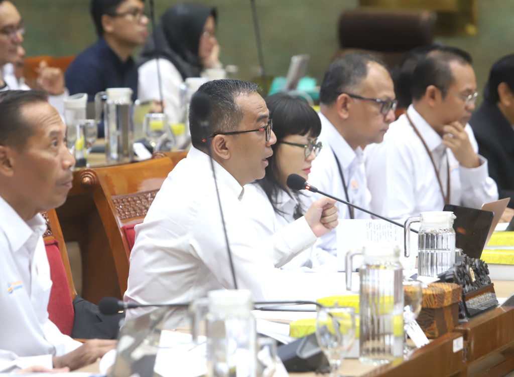 Komisi X DPR menggelar raker dengan Mendiktisaintek Brian Yuliarto membahas Evaluasi SPMB dan Program Studi (Prodi), (Ashar/SinPo.id)