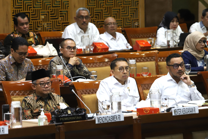 Komisi X DPR gelar raker dengan Mendiktisaintek, Mendikdasmen, Menteri Kebudayaan membahas Program Kerja (Ashar/SinPo.id)