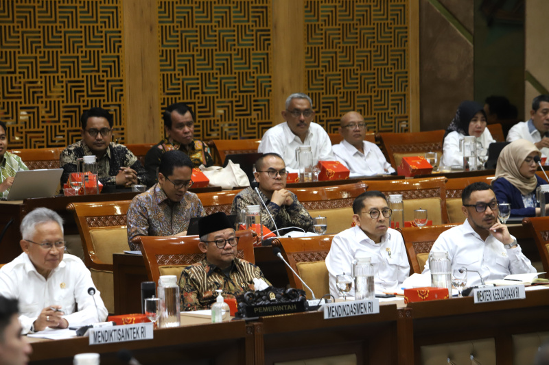 Komisi X DPR gelar raker dengan Mendiktisaintek, Mendikdasmen, Menteri Kebudayaan membahas Program Kerja (Ashar/SinPo.id)