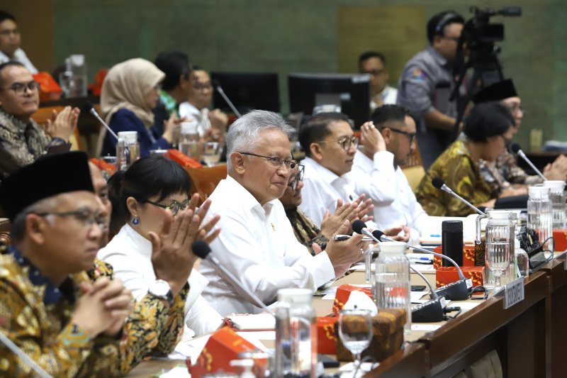 Komisi X DPR gelar raker dengan Mendiktisaintek, Mendikdasmen, Menteri Kebudayaan membahas Program Kerja (Ashar/SinPo.id)