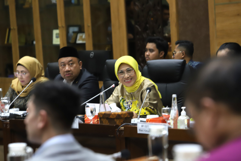 Komisi X DPR gelar raker dengan Mendiktisaintek, Mendikdasmen, Menteri Kebudayaan membahas Program Kerja (Ashar/SinPo.id)