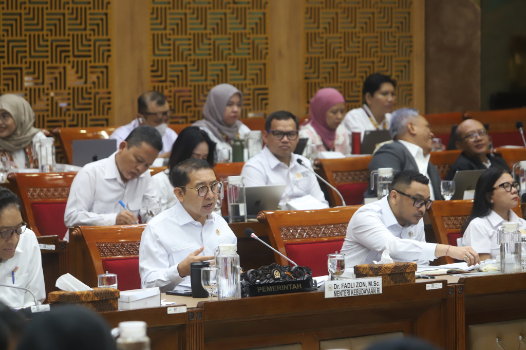 Komisi X DPR menggelar raker dengan Menteri Kebudayaan Fadli Zon membahas buku sejarah Indonesia (Ashar/SinPo.id)