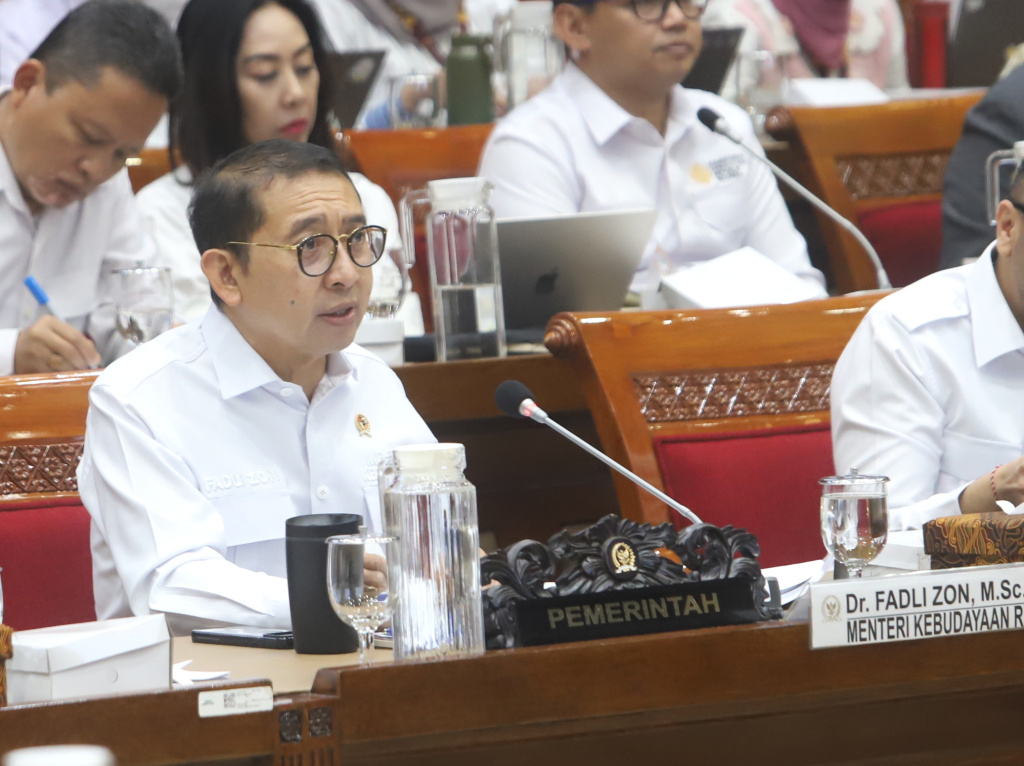 Komisi X DPR menggelar raker dengan Menteri Kebudayaan Fadli Zon membahas buku sejarah Indonesia (Ashar/SinPo.id)
