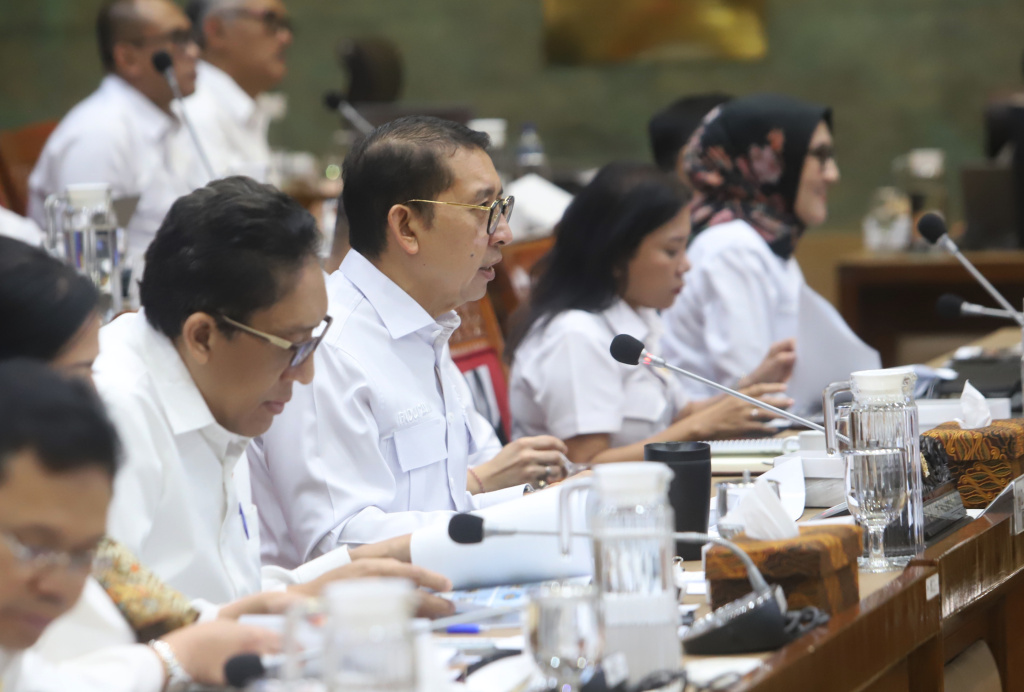 Komisi X DPR menggelar raker dengan Menteri Kebudayaan Fadli Zon membahas buku sejarah Indonesia (Ashar/SinPo.id)