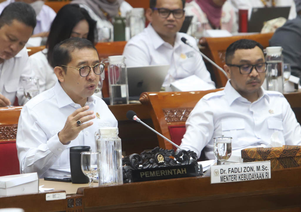 Komisi X DPR menggelar raker dengan Menteri Kebudayaan Fadli Zon membahas buku sejarah Indonesia (Ashar/SinPo.id)