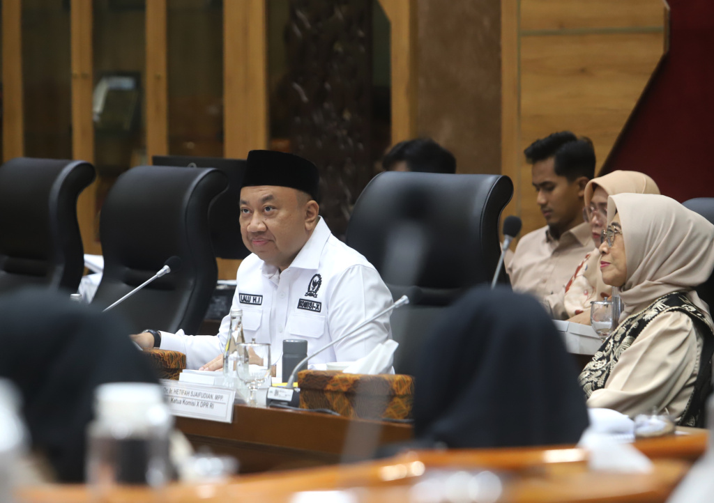 Komisi X DPR menggelar raker dengan Menteri Kebudayaan Fadli Zon membahas buku sejarah Indonesia (Ashar/SinPo.id)