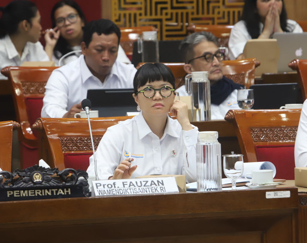 Komisi X DPR menggelar raker dengan Mendiktiristek membahasPenjelasan mengenai pemerataan dampak bencana pada pendidikan dan langkah-langkah yang sedang dan akan dilakakukan (Ashar/SinPo.id)