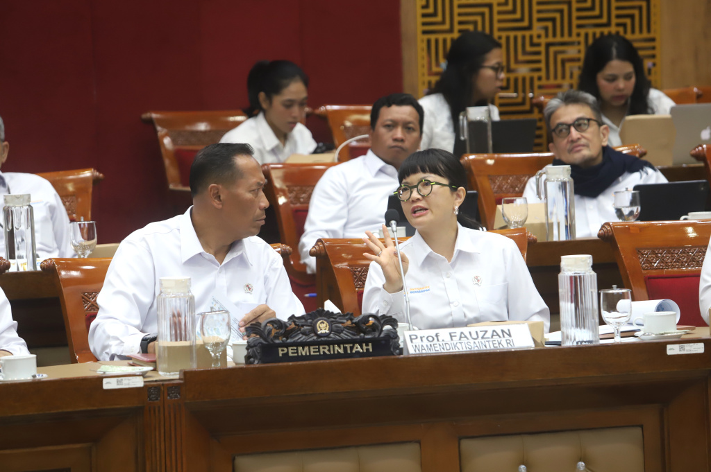 Komisi X DPR menggelar raker dengan Mendiktiristek membahasPenjelasan mengenai pemerataan dampak bencana pada pendidikan dan langkah-langkah yang sedang dan akan dilakakukan (Ashar/SinPo.id)