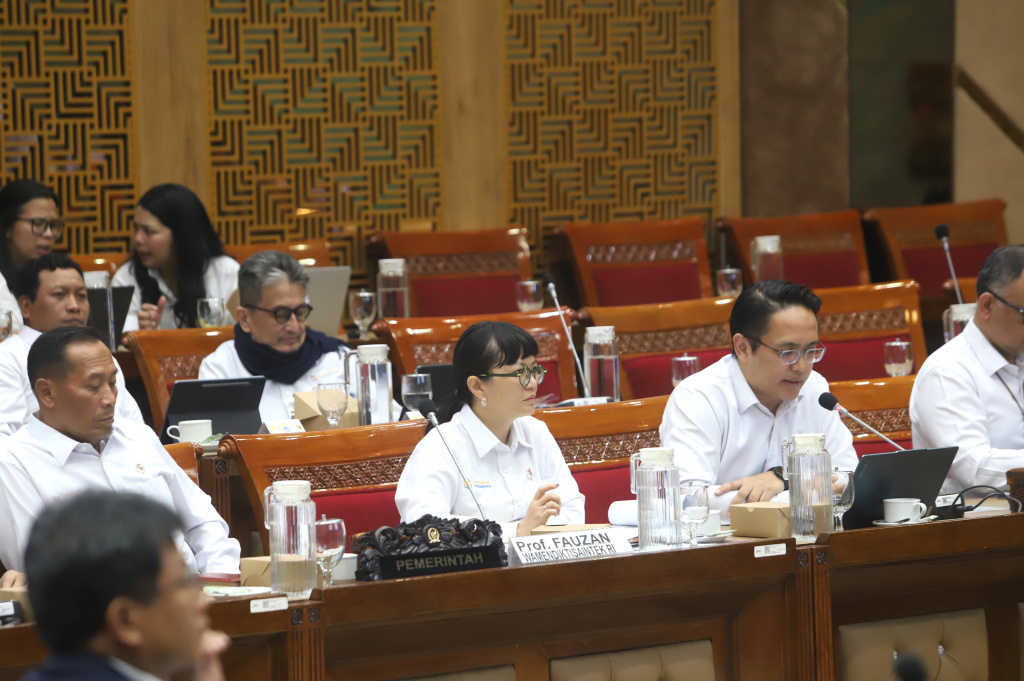 Komisi X DPR menggelar raker dengan Mendiktiristek membahasPenjelasan mengenai pemerataan dampak bencana pada pendidikan dan langkah-langkah yang sedang dan akan dilakakukan (Ashar/SinPo.id)